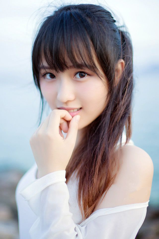 “拭目以待吧。”庞统微笑道，随后看向众人道：“却不知张任如今何在？”